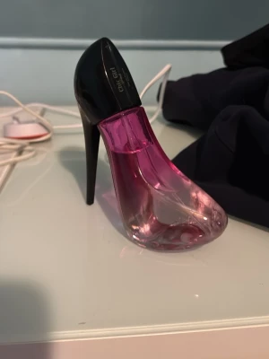 Chic Girl parfym stilettklack - Unik parfymflaska från Chic Girl formad som en stilettklack. Flaskan är i glas med en snygg rosa toning och svart häl. Perfekt för dig som gillar trendiga och iögonfallande detaljer på sminkbordet.