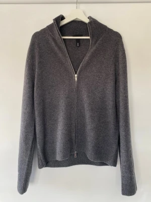 Ziptröja  - Säljer denna snygga grå ziptröja från Hm. I storlek S i mycket bra skick. 