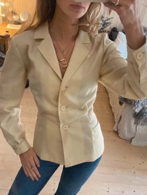 Figursydd kavaj  - SÅÅ snygg insydd där bak själv