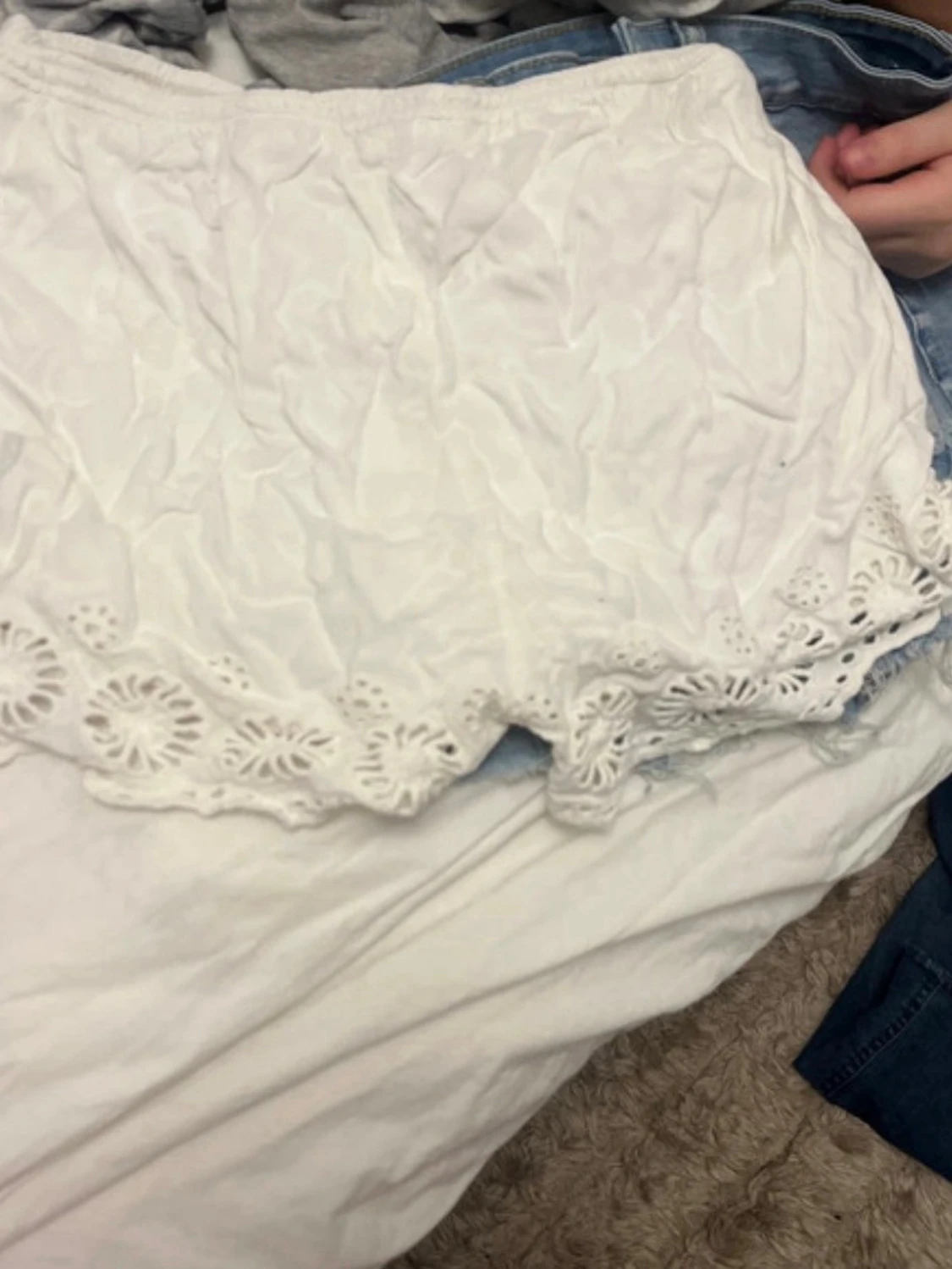 Vita shorts med spetsdetaljer - 1