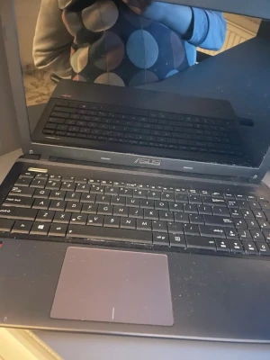 Asus laptop - Den har 4gb ram och 600gb utrymme Den funkar perfekt for studier och jobbet!   Tangentbordet på laptopen funkar tyvärr inte de finns några knappar som funkar men inte alla jag har provat koppla till en tangentbord och mus och de funkar utan problem och man också bara gå till en dator affär och fixa den! Spel som jag har provat och som funkar perfekt utan lag är Roblox och Gta 4 det finns säkert många andra spel som funkar jättebra Windows 10 pro installerat.