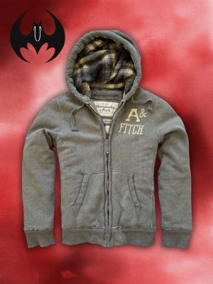 Vintage Abercrombie & fitch Zip-Hoodie - Säljer denna mest sjukaste extremt sällsynta Abercrombie & Fitch Jacka, uppe på bud just nu! 2100 kroner | mycket bra skick, dragkedjan är lite seg men funkar | Size L men funkar också M | Längd: 70 Bredd: 57cm Armlängd: 71cm | Skyltdocka: M — 48 cm axlar, 75 cm