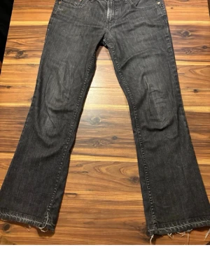 Levis Bootcut - Tjenare säljer nu mina Bootcut Levis då de tyvär har blivit för korta för mig. Jag är 186, måtten har ni på sista bilderna, tveka inte på att höra av er vid frågor. W34 L32 sitter som w33