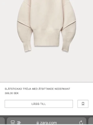 Beige slätstickad tröja från Zara - Trendig beige slätstickad tröja från Zara med breda ärmar och åtsittande nederkant. Tröjan har en minimalistisk design och är gjord i mjukt material som passar perfekt till alla outfits❣️