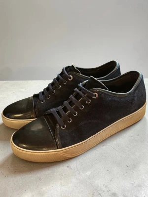 Mörkblå lanvins med glans  - Mörkblå lanvins med glans} Uk size 9 motsvarar storlek 43} Dustbag kan fixas annars inget og} skick 9/10