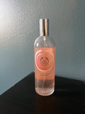 Pink Grapefruit Body Mist The Body Shop - Fräsch body mist från The Body Shop med doft av pink grapefruit. Kommer i en genomskinlig glasflaska med silverfärgad spraykork och rosa etikett. Perfekt för dig som gillar fruktiga och upplyftande dofter.
