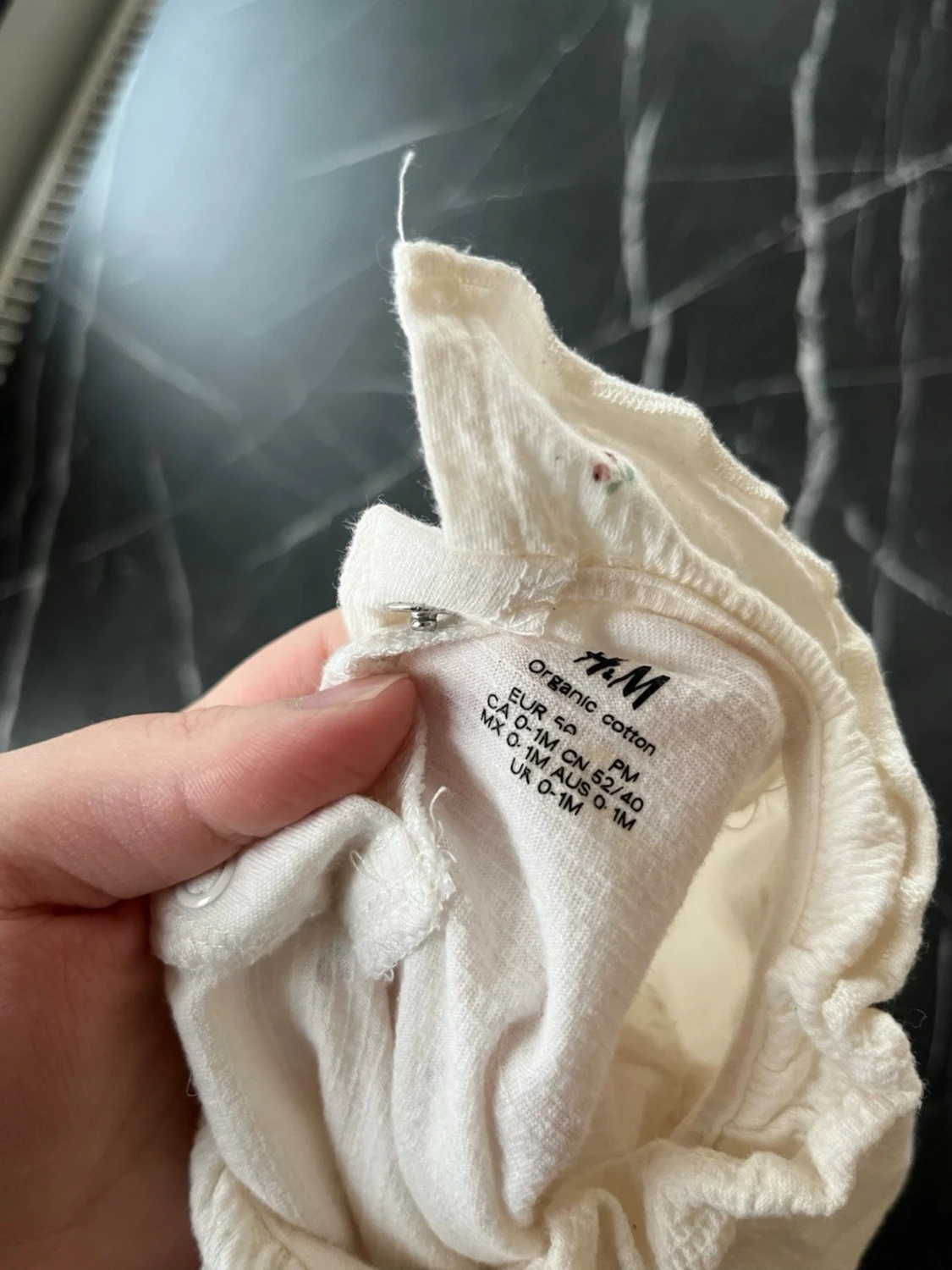 Vit body med volangkrage och små blommor - 2