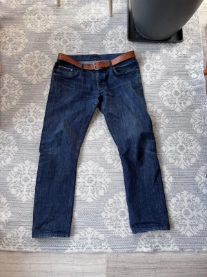 Mörkblå selvedge jeans - Passar perfekt på dig som är ca 185 90kg midjan är 46 cm.  Säljer ett par mörkblå selvedge jeans i klassisk rak modell. Jeansen har fem fickor. Tjock denim med tydlig selvedge-detalj vid benslutet. Perfekta för dig som gillar stilrena och tidlösa jeans. Säljs utan bältet
