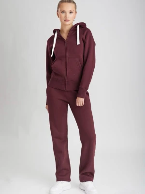 Vinrött loungewear-set med huva - Mysigt vinrött loungewear-set med zip hoodie och matchande byxor. Hoodien har vita dragsnören, fickor framtill och ribbade muddar. Byxorna har rak passform och resår i midjan. Perfekt för chill dagar hemma. Hör gärna av er om ni vill se fler bilder på setet💞💞