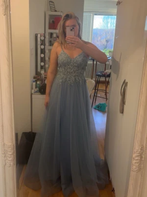 Balklänning - Jättefin balklänning från jjhouse med tunna axelband och v-ringad urringning med spets. Den är bara testad då jag råka beställa fel storlek. Nypris 1900, passar både M och L. För mått eller nått annat skriv till mig🥰