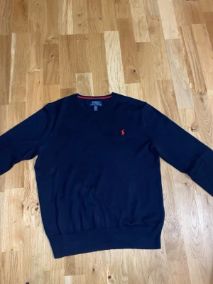 Ralph Lauren sweater - Helt ny Ralph Lauren sweater. Jätte bra skick. Passar 162cm-168cm. Den är äkta och priset kan diskuteras!