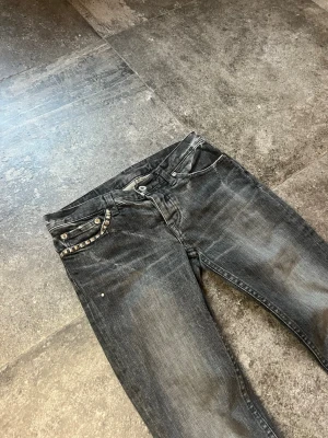 Flared Hysteric Glamour Jeans - tjatja! nu säljer jag ett par riktigt feta hysterics i W28🫡 dessa har stört feta fades o slitningar👏 tveka inte på att skriva ifall du har fler frågor😉