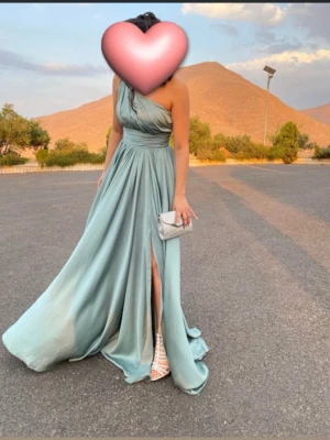 Drömmig Dressroom Linne balklänning  - Otroligt fin ljusblå/turkos balklänning från Dressroom Linné , med en markerad midja som formar kurvorna och en slits framtill. Använd endast en gång! Passar S/M. OBS Andra bilden är ljuset mörkare och färgen ser lite annorlunda ut, färgen på första bild är den som gäller. 