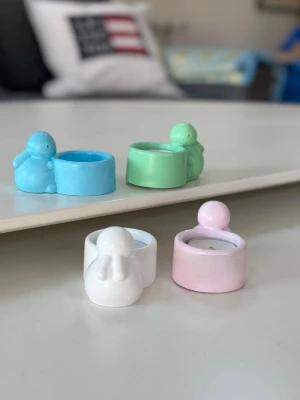 Handgjorda ljushållare - Fyra stycken, annan färg finns att få.  - Handgjorda ljushållare i våriga färger.                                Går att få i andra färger. 