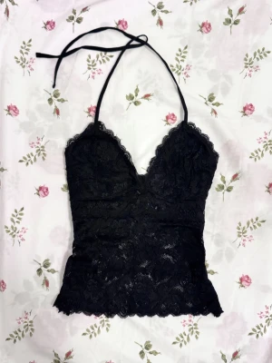 y2k halterneck knyttopp  - vacker 2000s halterneck spetstopp med knytning från usa, den är ny då jag aldrig använt