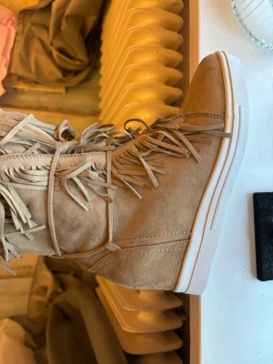 Fransskor - Jätte snygga Fransskor i storlek 39, hade även passat 38. Som bara är använda en gång! Skorna är så så snygga och perfekta nu till våren och sommaren men passade tyvärr inte mig som bär storlek 37😣❤️❤️  pris kan diskuteras!!🥰