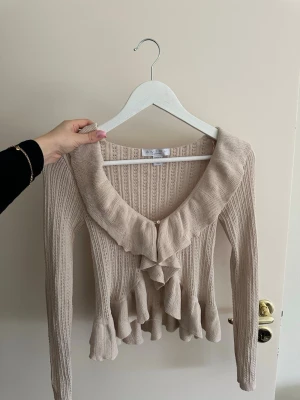 Volangtopp - Söt stickad volangtopp, perfekt till vår och sommar! Obs! Stl M men känns som en S, därför kommer jag skriva S i storleksrutan! 