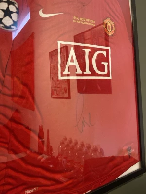 Casemiro autograf,Manchester United Finaltröja 2008 Nike - Röd Manchester United matchtröja från Champions League-finalen i Moskva 2008. Tröjan har AIG som sponsor, klubbmärke på bröstet och Nike-logga. Tillverkad i funktionsmaterial (NikeFIT) och har en autograf på framsidan. Perfekt för samlare eller fans. 