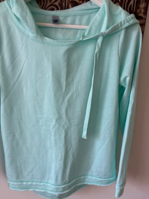 Turkos hoodie - snygg turkos hoodie i tunt material från Us.Apparel köpt i USA!! Skriv om frågor/prisfröslag❤️❤️strl S men sitter som xs