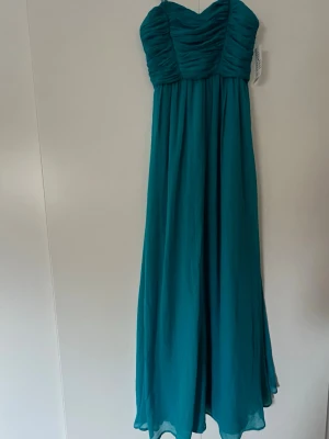 Turkos balklänning - Super fin turkos balklänning med fina detaljer!💗