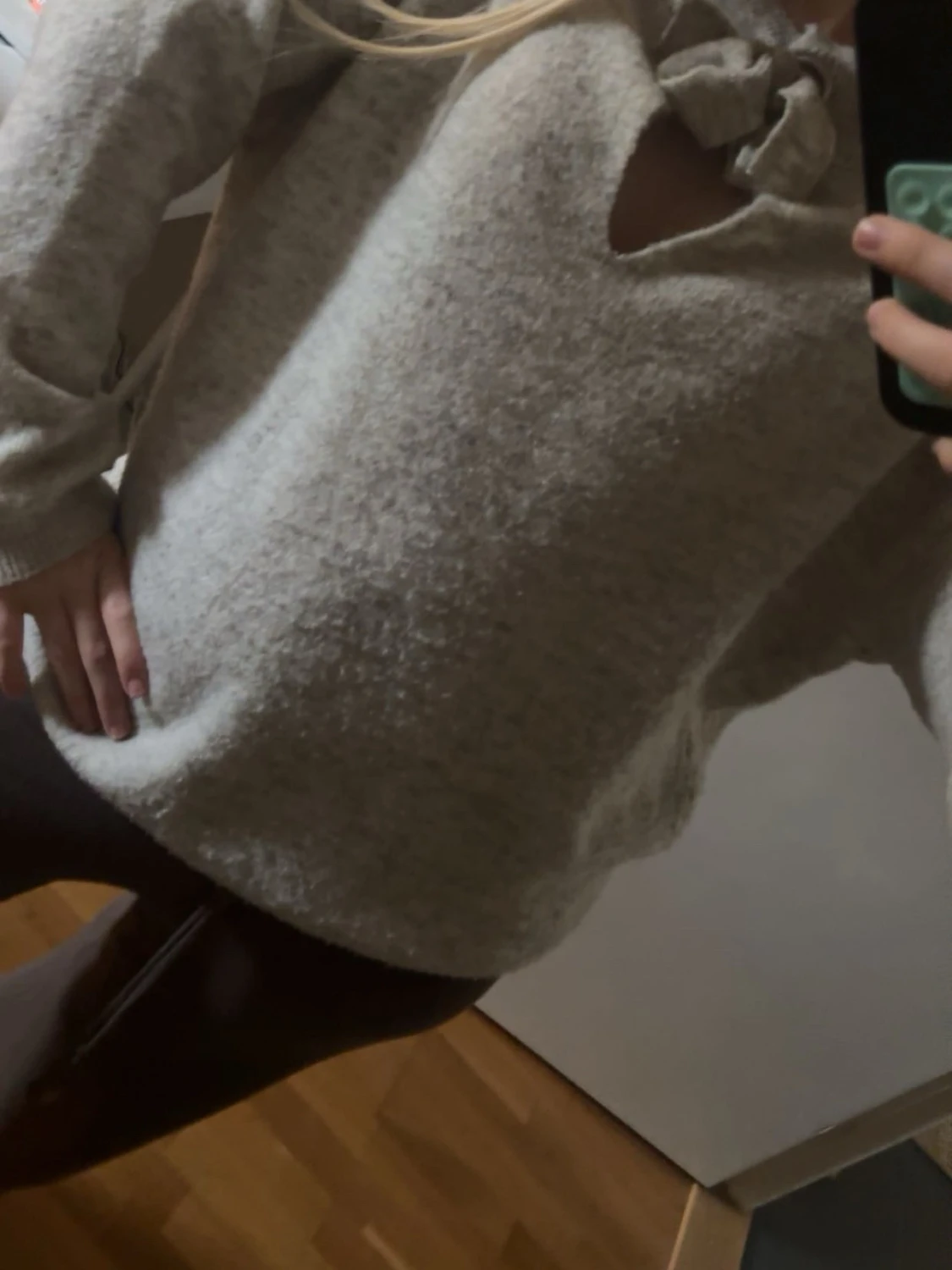 Beige stickad tröja med knytning