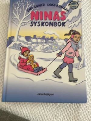 Ninas syskonbok av E. Smedberg - Ninas syskonbok är en illustrerad barnbok med färgstarkt omslag där Nina drar en pulka i ett vintrigt landskap. Boken handlar om Nina som blir storasyster och om livet som åttaåring. Perfekt för högläsning och fylld med vardagsnära äventyr.