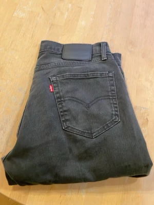Svarta Levi's 511 jeans. W33 L32 - Svarta Levi’s 511 jeans. Använt ganska mycket men inga hål eller något liknande. Kanske lite missfärgade men inget märkvärdigt. Guld dragkedja. Slim fit. Nypris: 899kr 🤢. Mitt pris: 140kr🤑🎉. Pris kan diskuteras 