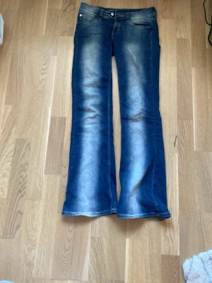 Blå utsvängda jeans Cheap Monday - Säljer ett par blå jeans från Cheap Monday med utsvängda ben. Stl 27/32 pris kan pratas 
