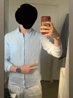 Randig skjorta  - Säljer en riktigt fräsch blå/vit randig skjorta från casual friday. Köpt på design only för ungefär 1200 kr. Har tagits väl hand om och inga defekter alls! Priset är inte hugget i sten. Hör av er vid fundering🙌