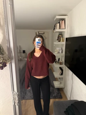 Vinröd stickad tröja - Mysig vinröd stickad tröja med v-ringning, använt 1 gång så den är i väldigt bra skick!