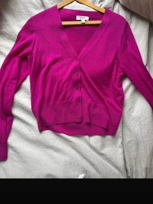 COS v ringad kofta! - Säljer en super fin 100% Wool kofta från COS, den har använts få gånger och en extraknapp tillkommer. Storlek M🩵🩵 nypris låg runt 1700