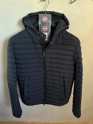 Colmar jacka - Riktigt snygg Colmar jacka i svart färg, size 48 vilket motsvarar S. Jackan är i 10/10 skick, har använts ett fåtal gånger. Nypris 4799kr‼️ Vid funderingar är det bara att höra av sig🙌