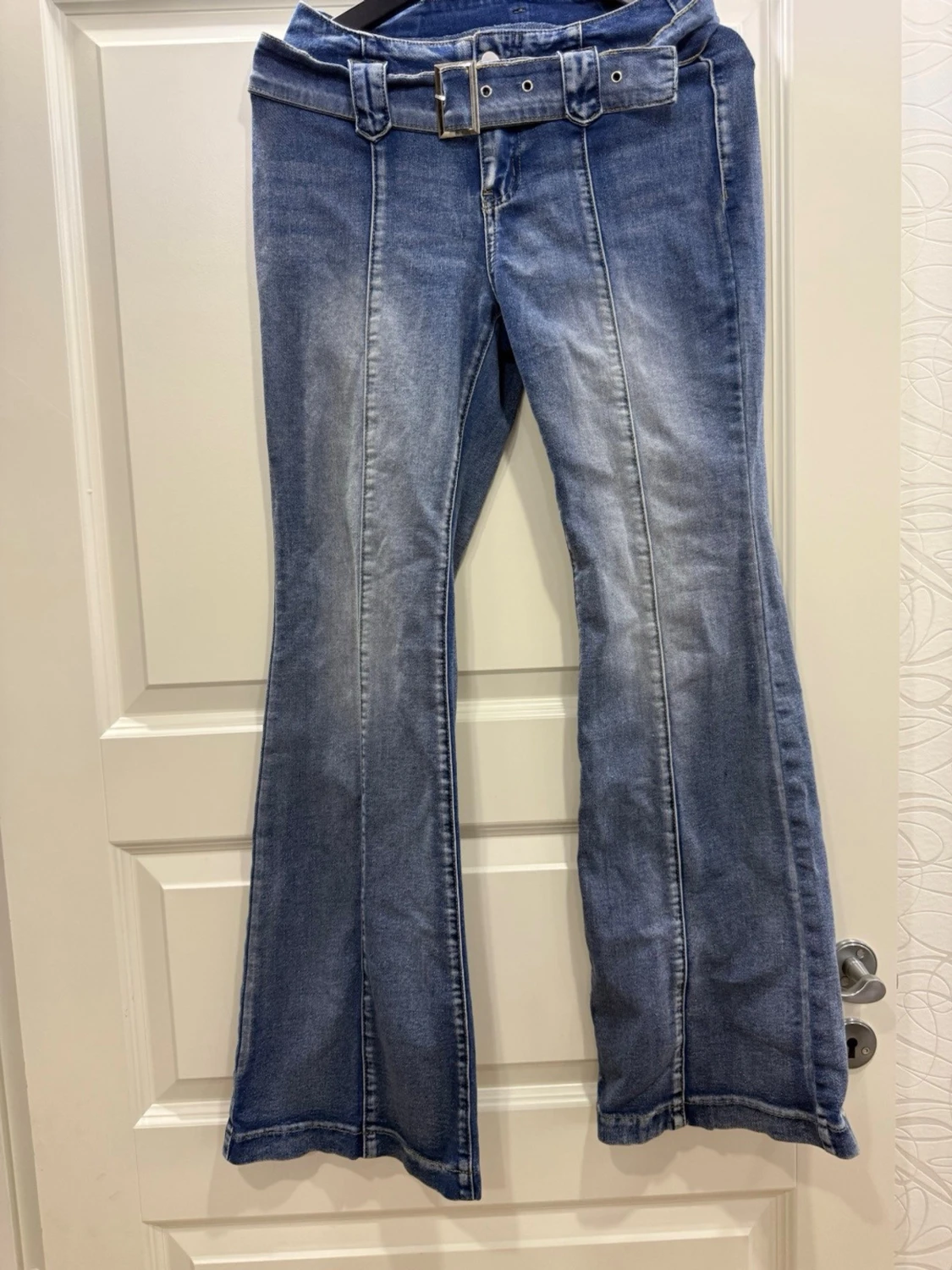 Blå bootcut jeans med bälte - 1
