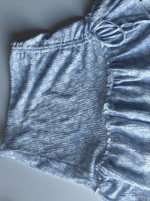 Blommig kjol - Super söt kjol med blommiga detaljer. Aldrig använd 