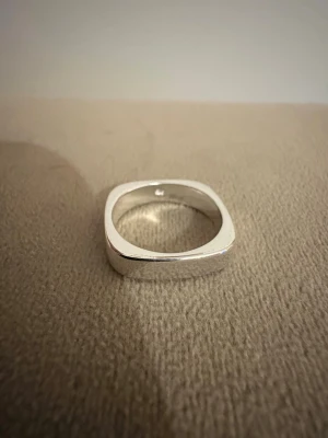 Handgjord Silver 925 Sterling Ring - Minimalist, Square  - Handgjord Silver 925 Sterling Ring - Minimalist, Square   - Material: Äkta Sterling Silver (925-silverstämpel)   - Design: Handgjord, Minimalist, Square - Passar: Kvinna – bekväm passform   - Storlek: Innerdiameter på 17,3 mm, 54-55 mm omkrets -  US 7 - Skick: Helt ny    💫 Se övriga annonser för fler silverringar. Mängdrabatt tillämpas 💫