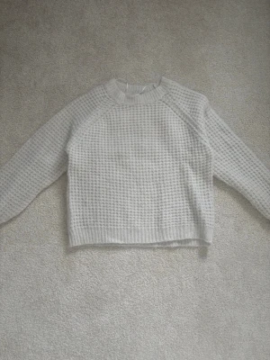 Vit stickad tröja - En mysig vit stickad tröja från lager 157 med små mönster i stickningen.