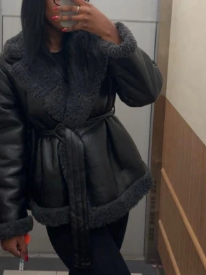 Gina Svart skinnjacka  - Strl S gott som ny💞