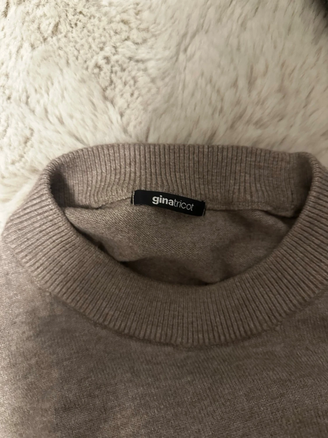 Beige stickad tröja med vida ärmar - 4