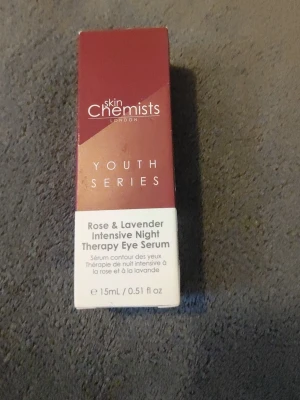 Skin Chemists ögonserum Rose & Lavender - Ögonserum från Skin Chemists Youth Series med ros- och lavendeldoft. Intensive Night Therapy Eye Serum i en röd och vit förpackning, 15 ml. Perfekt för dig som vill boosta huden runt ögonen med extra fukt och näring under natten.