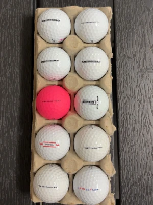 Titleist golfbollar 10-pack - Blandade modeller, bl.a. Velocity, TruFeel, NXT och någon Tour Soft. A-B klass nån C klass kanske Majoritet i kanon skick iaf, någon enstaka lite mer använd men alla går att spela på utan problem. Bra om du vill ha schyssta bollar utan att lägga massa pengar.👊.                                                  Insåg nu att bilden blev suddig men blir inte bättre även om jag tar om!👍