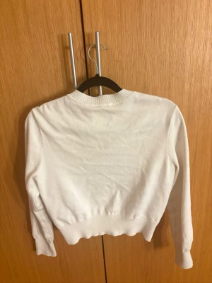 Gina tricot jacka  - En fin somrig jacka som är vit! Den tvättas såklart innan frakt! Så fin och gullig jacka!🥰