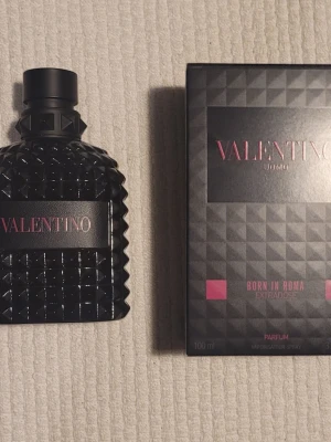 Valentino Born In Roma Uomo Parfym - 100ml av Valentino Born in Roma Extradose, kommer i samma förpackning, skickar samma dag, är riktig med kvitto om det behövs!