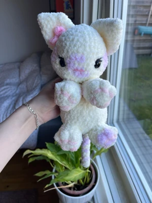Virkad vit katt🤍 - Virkad vit fluffig katt i ”coquette” stil med rosa fläckar och en söt rosa rosett vid örat.🩷🎀