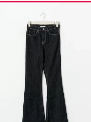  bootcut jeans med kontrastsömmar - Söker dessa mörkblåa bootcut jeans med hög midja och vita kontrastsömmar. Från ginatricot i stl 36 och modellen petite