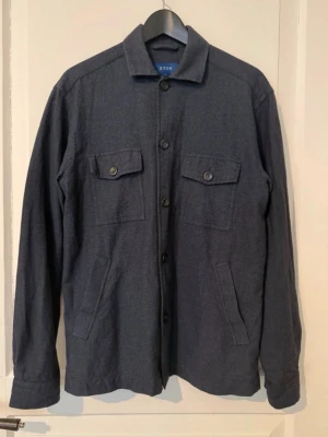 Eton overshirt kaschmir, ull, bomull - Stilren overshirt från Eton i storlek M. Perfekt inför våren! Toppskick - använd några enstaka gånger.  50% bomull 45% ull 5% kaschmir  Nypris: 3500