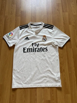Real Madrid 18/19 tröja - Snygg Real tröja ifrån 18/19 går såklart ner i pris vid snabb affär!