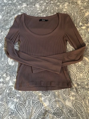 Ribbad topp från BikBok - Ribbad brun topp från BikBok med rund halsringning. Väldigt mjuk och skön i materialet!
