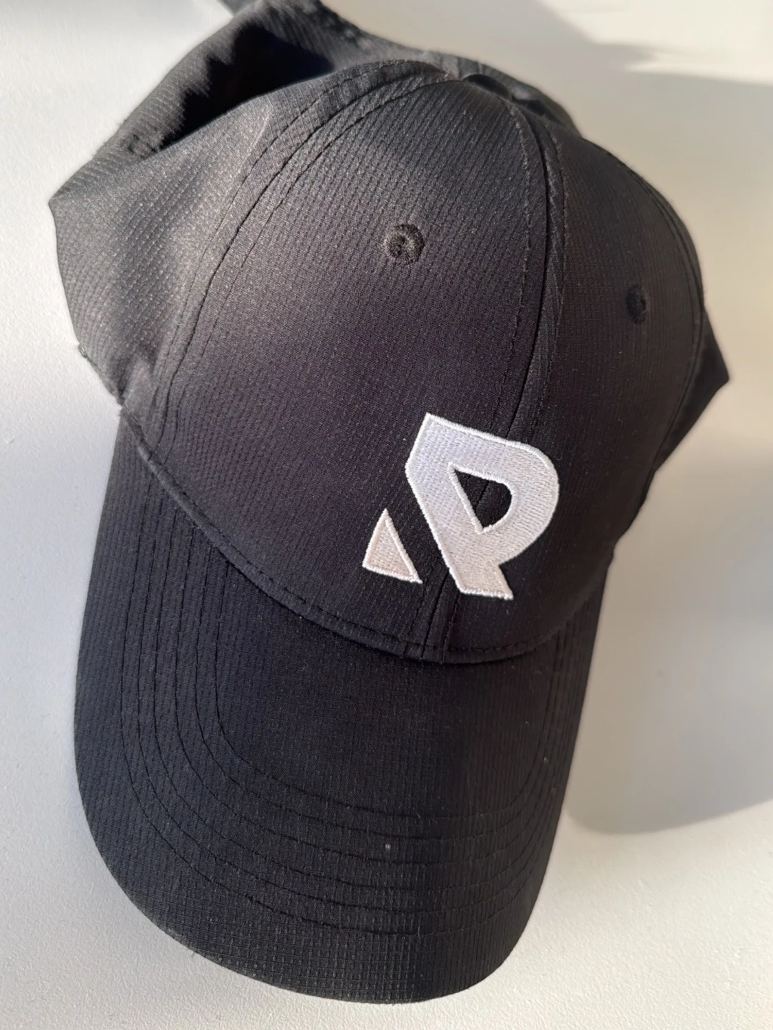 Svart keps från Racqet