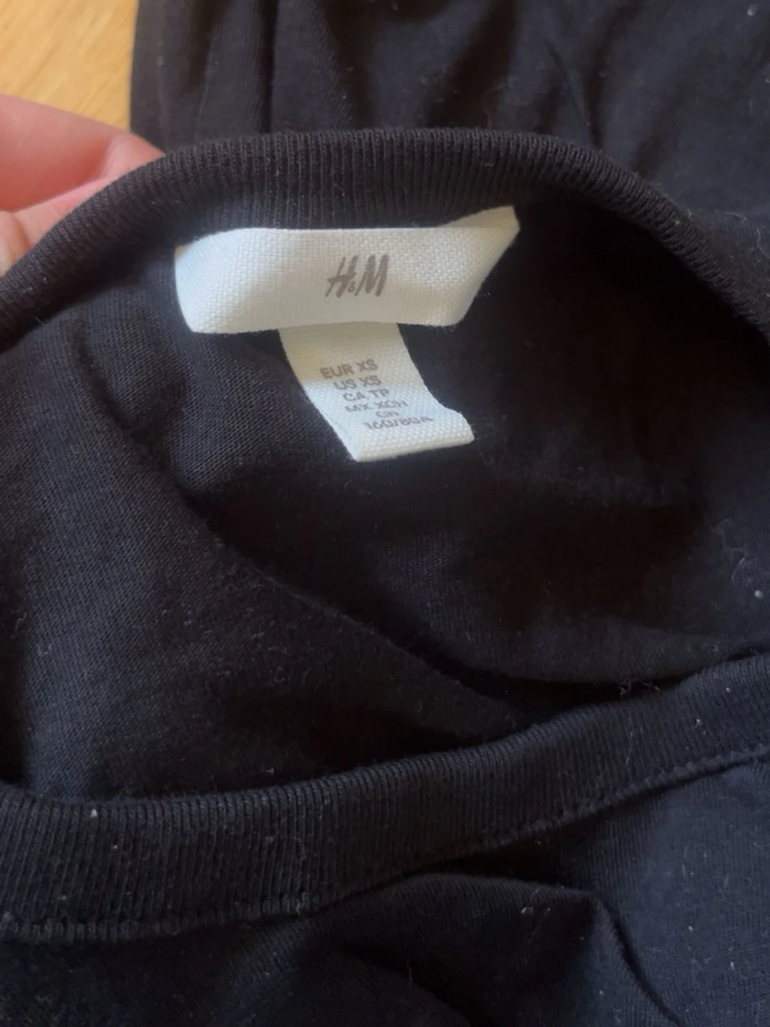 Svart blus med puffärm och broderi - 2