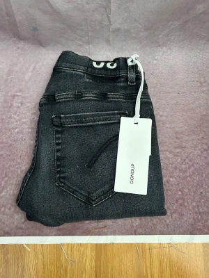 Helt nya Dondup George jeans - Helt nytt skick | Size 30 | fraktar inom 24 timmar | för att köpa klicka ”köp nu” | vid frågor eller funderingar är det bara att skicka ett meddelande | följare får bättre rabatter🙌